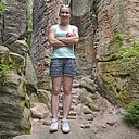 Uczestniczka wyprawy do Czeskiego Raju - na tle skał - ze Zwiedzakiem
